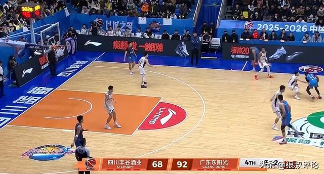 乐鱼体育官方入口-人气真高!胡明轩26+4+4新赛季最佳一战 连中三分引现场粉丝狂欢