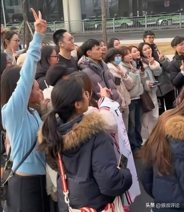 乐鱼体育官方入口-人气真高!胡明轩26+4+4新赛季最佳一战 连中三分引现场粉丝狂欢